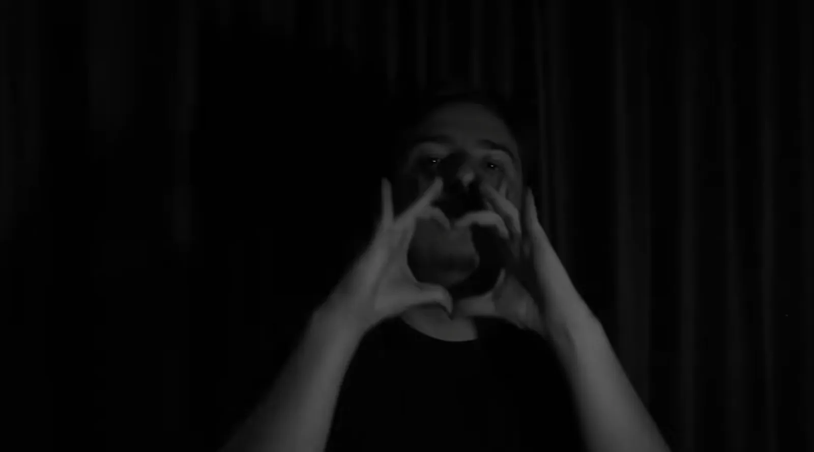 Lowlove haciendo un corazón con las manos