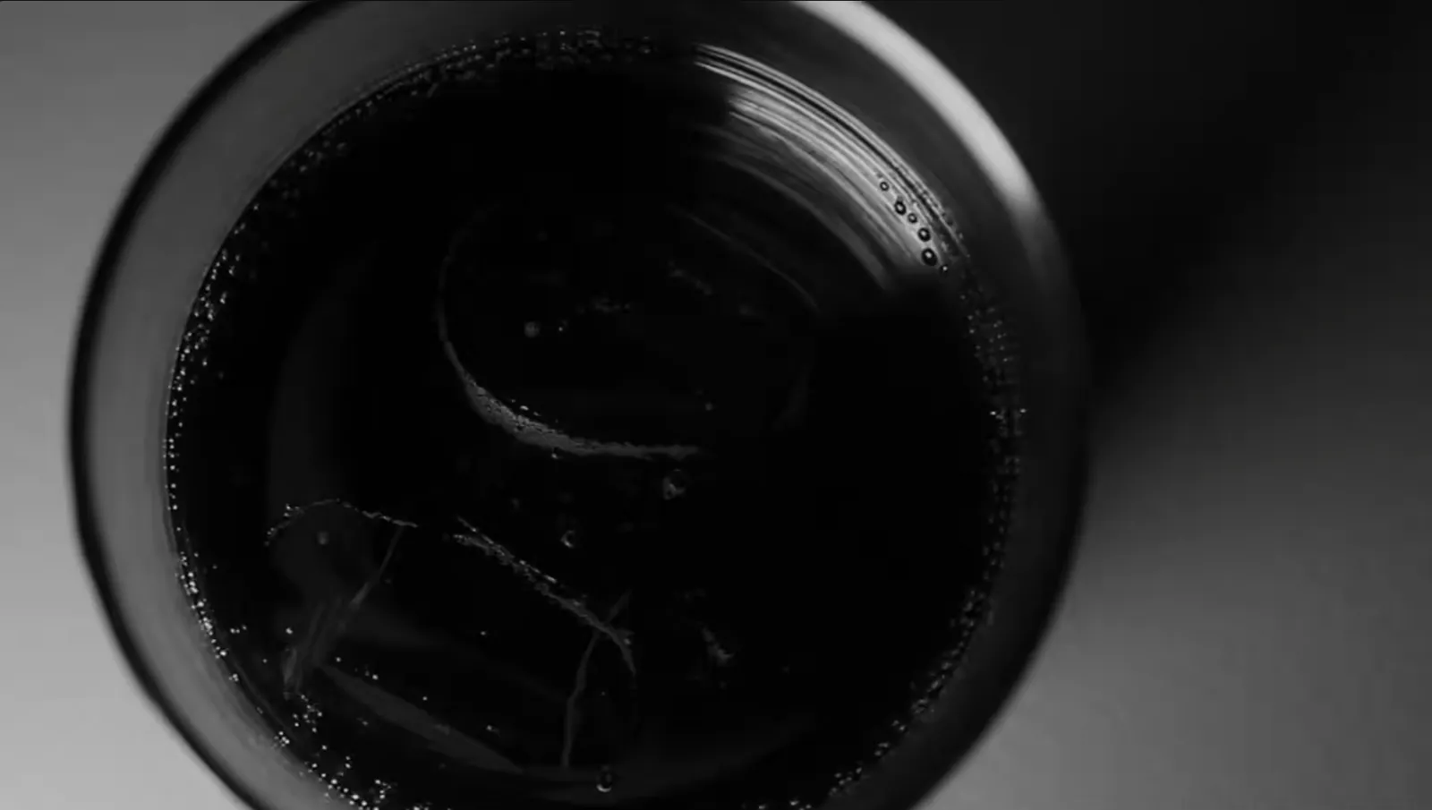 Vaso con hielo visto desde arriba